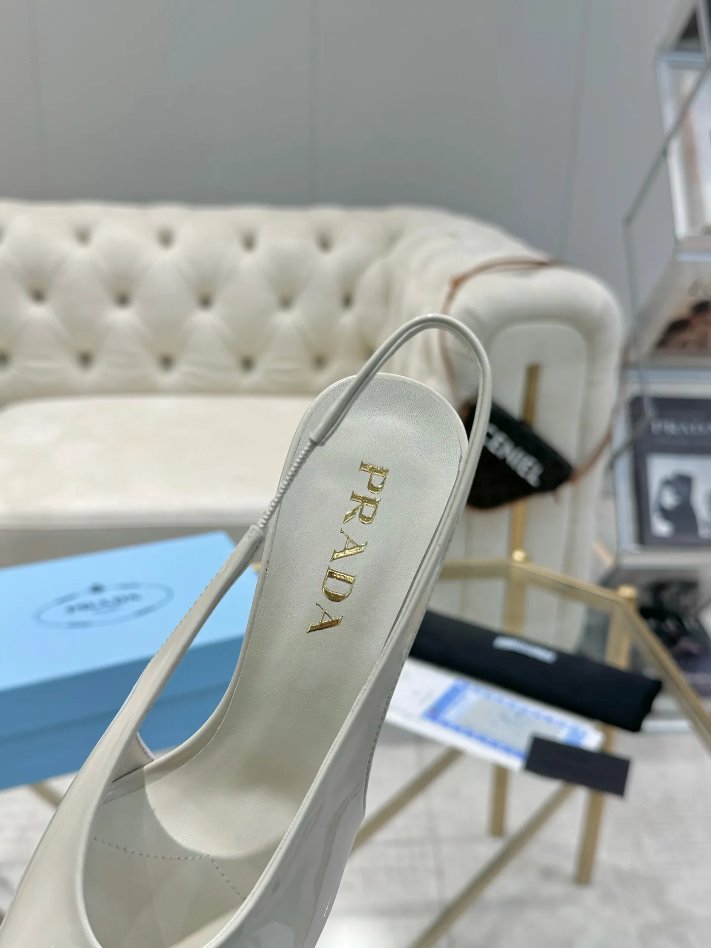 👟👟Ex-factory price 580👟👟 (imitation leather bottom-20) New arrival 👉Ready stock👈 Remove the original board and make a 1:1 replica‼ ️The highest version ✅2025Prada early spring catwalk hot style 😘The latest spring style thick heel small square toe series (genuine leather outsole) (simulated leather sole) goddess must-have super beautiful on the feet ‼ ️The upper and foot pads adopt the latest 3D LOGO elements, three-dimensional and advanced‼ ️Imported original cowhide leather, soft and textured, lining + foot pads, imported sheepskin lining, breathable and comfortable, matching private model heel, heel height 8M, size 35M-39M (34 40 414243 customized, non-refundable and non-exchangeable)